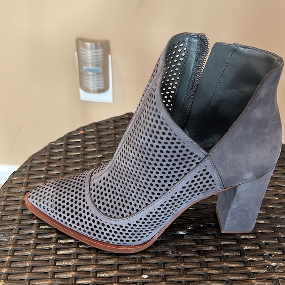 Vince Camuto Levesna bootie - Picture 4 of 7